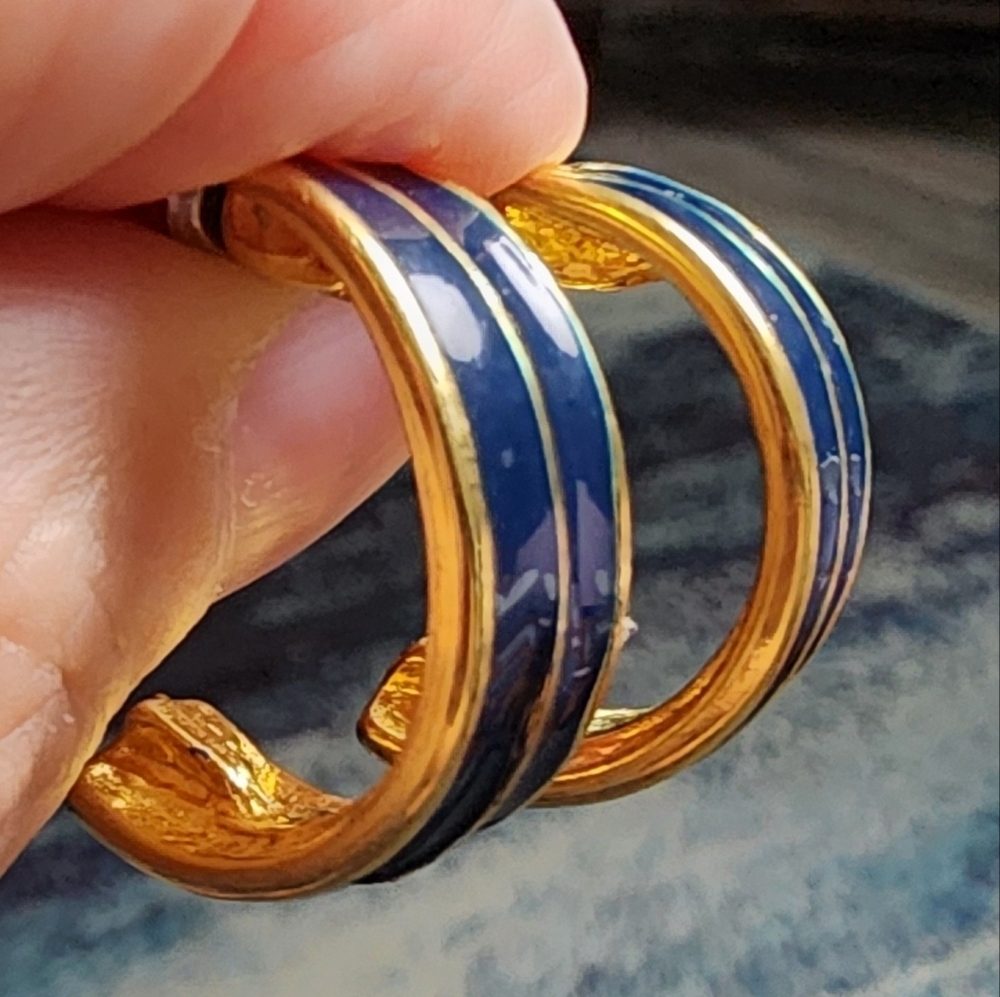💥4 For $20💥Stylish Goldtone and Navy Enamel Hoop Earrings - Picture 3 of 3